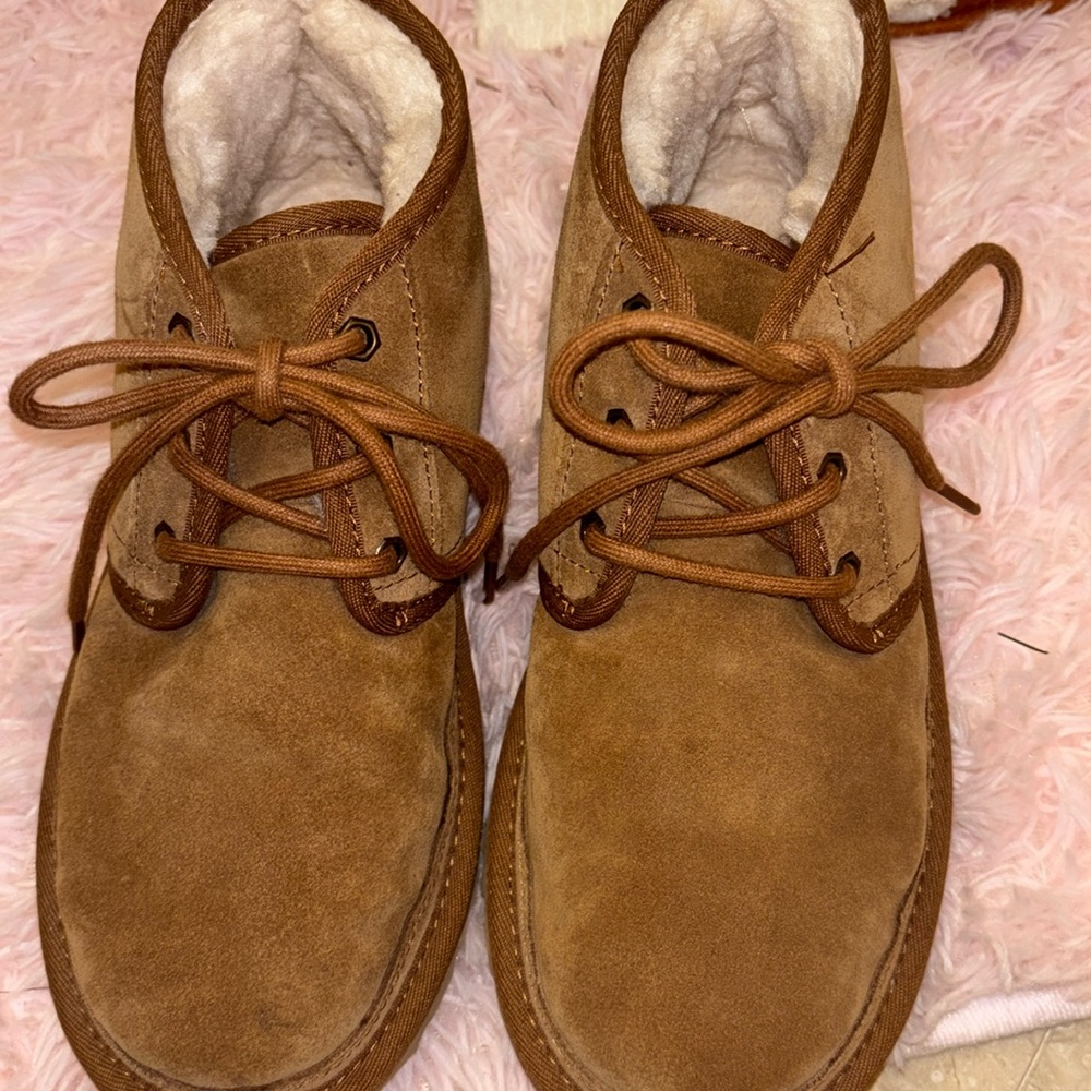 ugg neumels shade chestnut in great condition barely used worn once